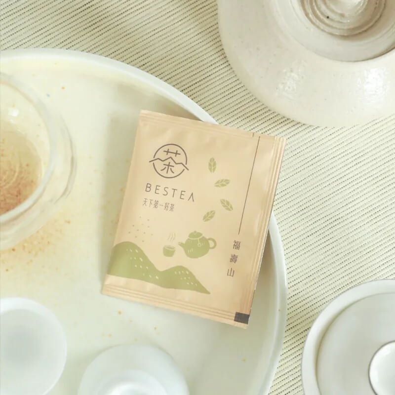單包裝福壽山茶包擺放於茶具旁,台灣高山茶沖泡方便又保有茶香