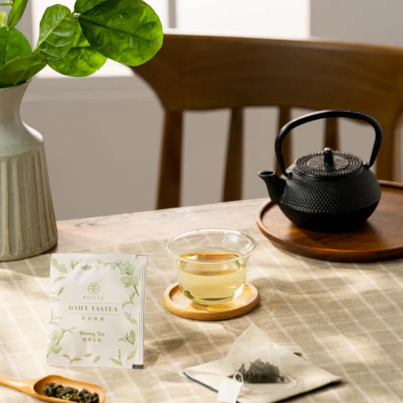 原葉茶包沖泡後茶湯金黃清澈,搭配茶具與包裝展示