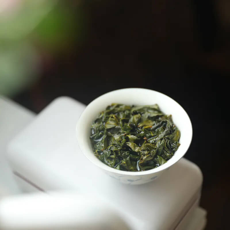 杉林溪高山烏龍茶沖泡後茶葉舒展於白瓷茶盅中