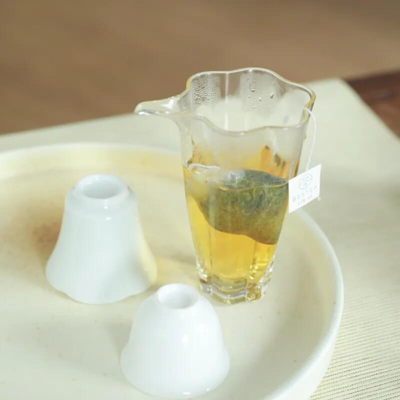 大禹嶺茶包沖泡中,茶湯金黃清透,展現台灣高山茶的純淨風味