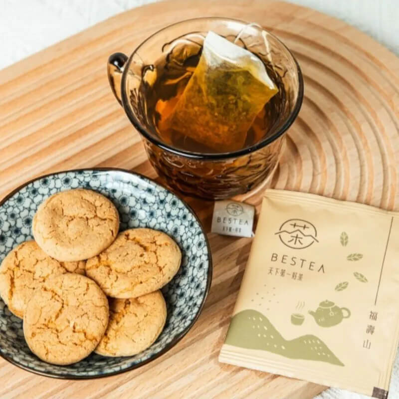 福壽山茶包沖泡成茶搭配餅乾,享受台灣高山茶的午後時光