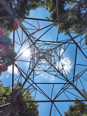 青春嶺登山途中經過高壓電塔,從下方仰望結構幾何之美