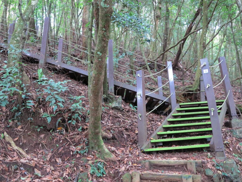 攀登馬拉邦山山頂前的最後一段好漢坡階梯，陡峭的鐵梯反映出馬拉邦山難度，是攻頂前對體力的最終考驗。
