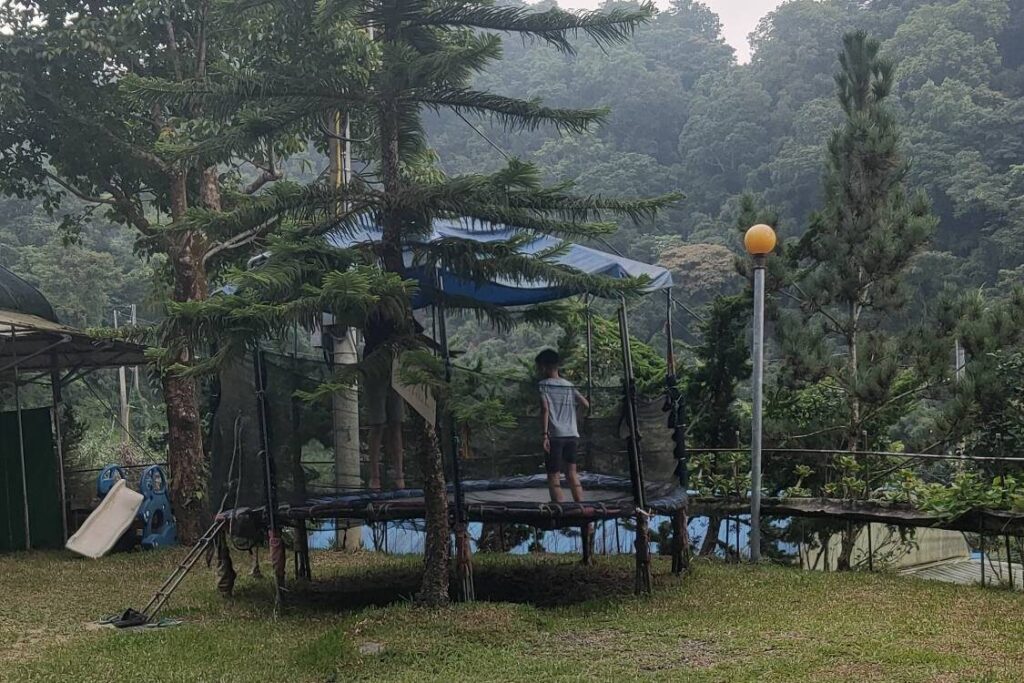 苗栗夢之谷露營區內的兒童彈跳床，是營區最受歡迎的親子遊樂設施之一，孩子們可在被山林環繞的環境中盡情跳躍放電。

