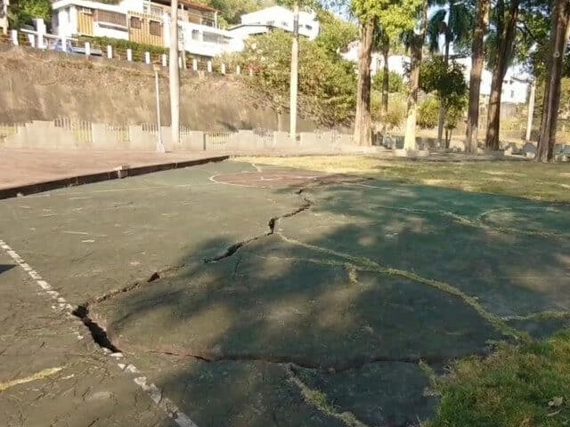 裂開的白磁磚地面
