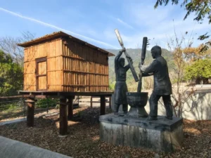 雙崎921紀念公園 小米倉與搗米雕像細節
