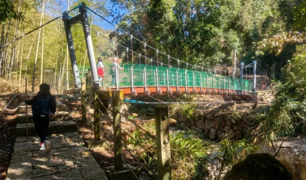 7.連心池瀑布吊橋